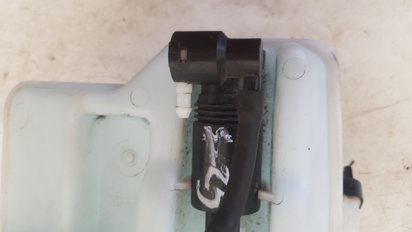 2012-2019 Volvo V40 525, 526 Hatchback Washer Bottle and Motor 31391616
