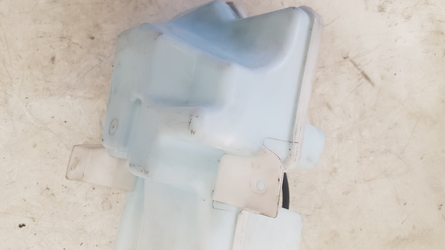 2012-2019 Volvo V40 525, 526 Hatchback Washer Bottle and Motor 31391616