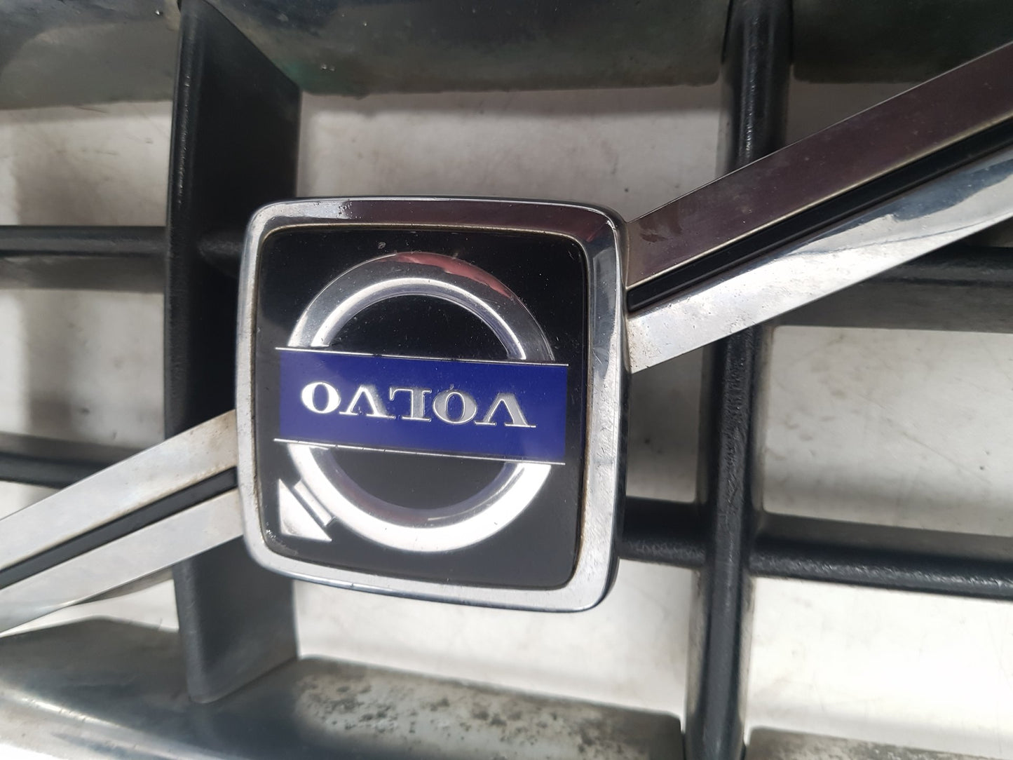 2007 Volvo C70  Convertible FRONT GRILL 08620343