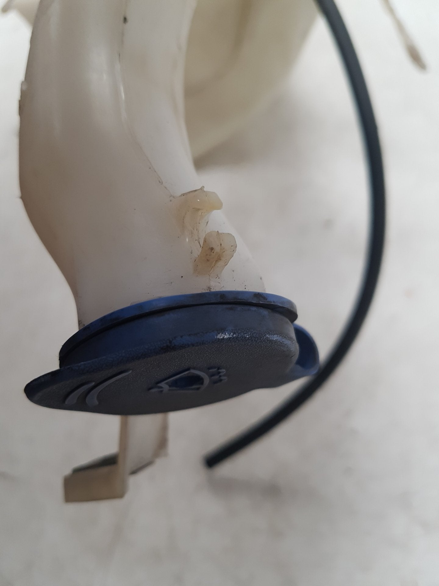 2007 Volvo C70  Convertible WASHER BOTTLE & MOTOR 4N51-13K163