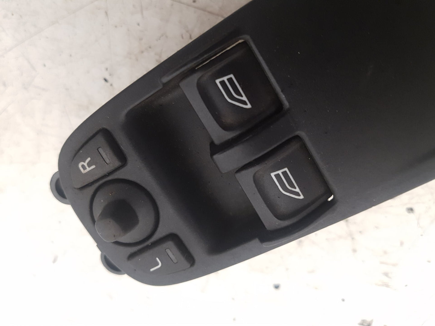 2010 - 2012 Volvo C30   Right Front Window Switch 30773208
