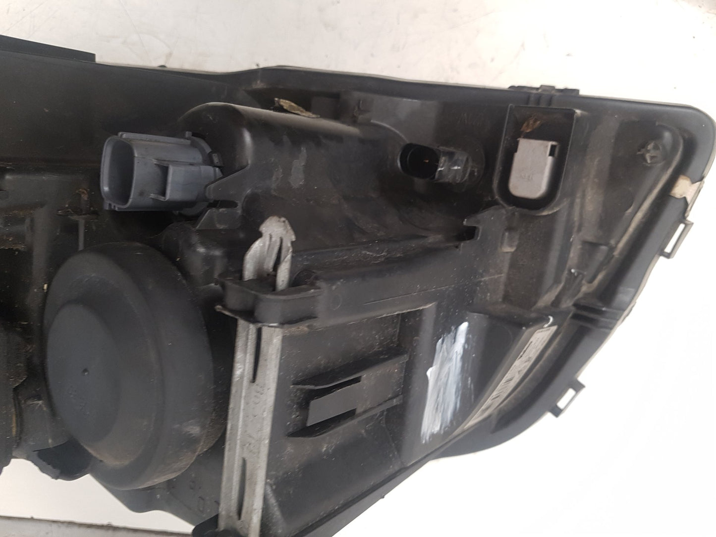 2002 - 2006 Volvo XC90  Estate Right Headlight 30678189