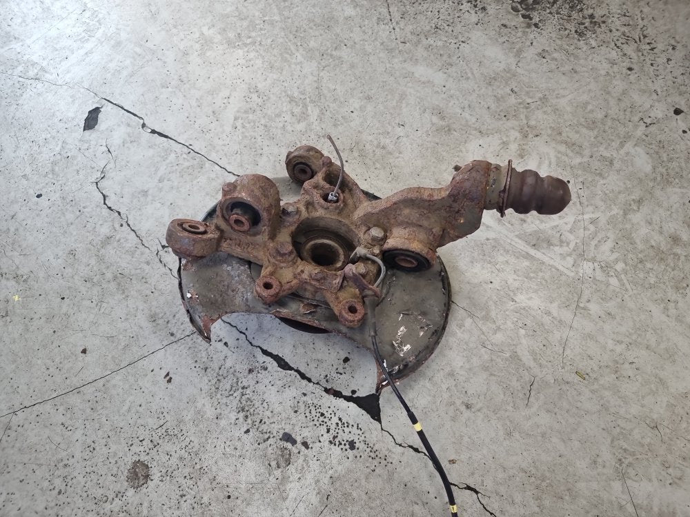 2003 - 2006 Volvo XC90   Left Rear Hub Assembly 31200655