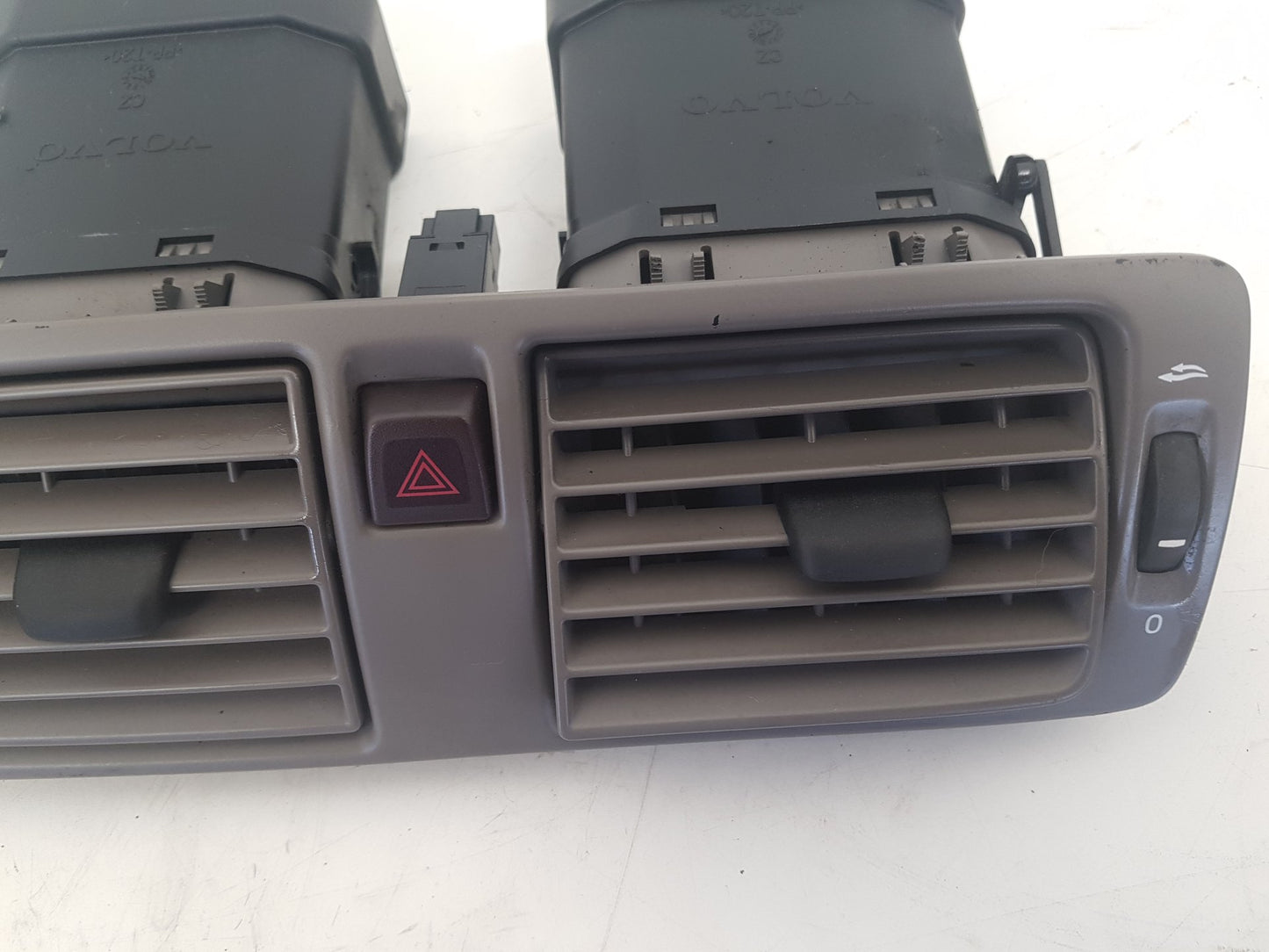 2005 Volvo V50  Estate AIR VENT (CENTRE FRONT)