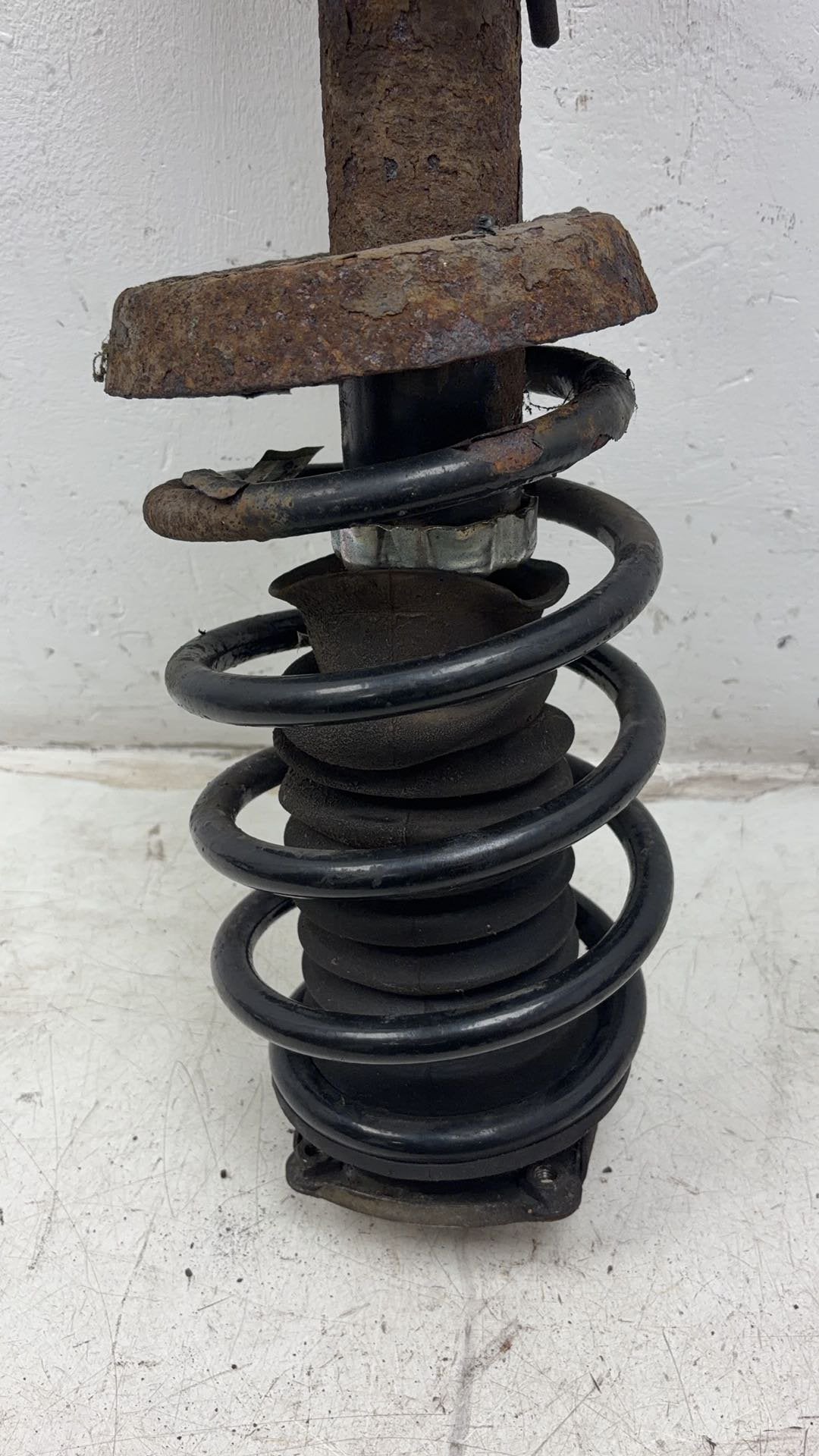 1998 - 2009 Saab 9-5   Left Front Shock Absorber 5233366
