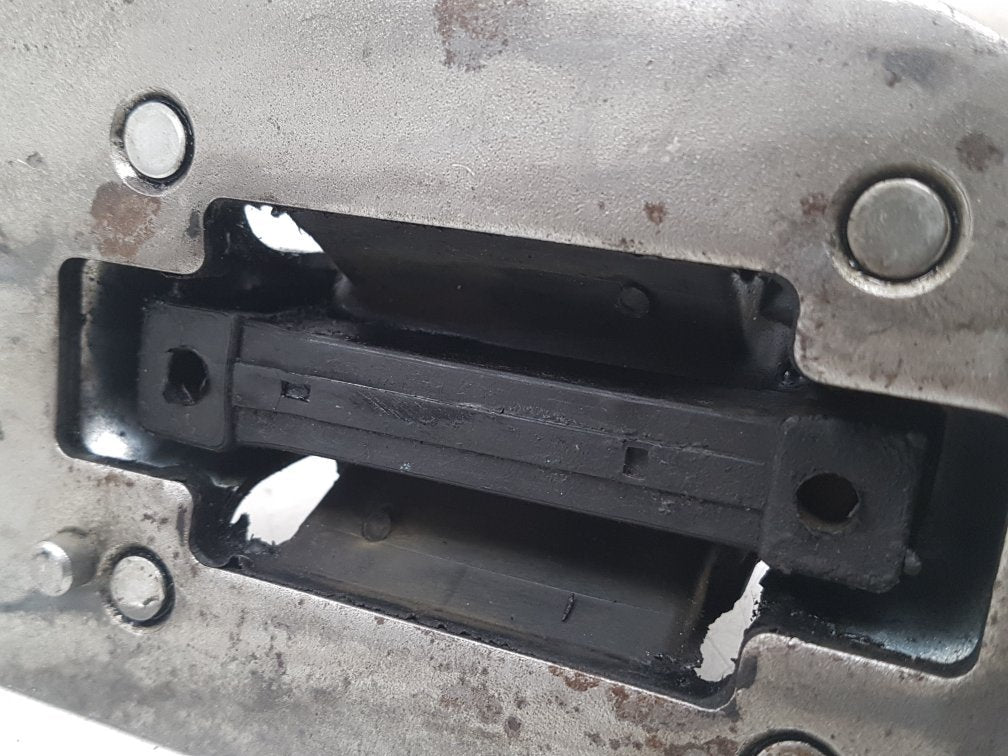 2004 - 2007 Volvo XC70  Estate Right Engine Mount 1349381