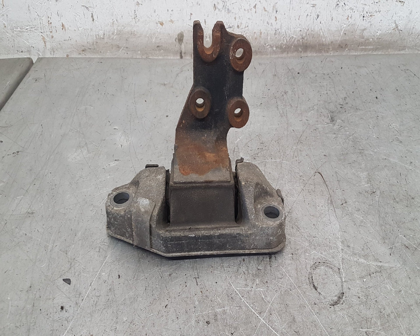 2007 - 2010 Volvo XC90  Estate Bottom Engine Mount 30680591