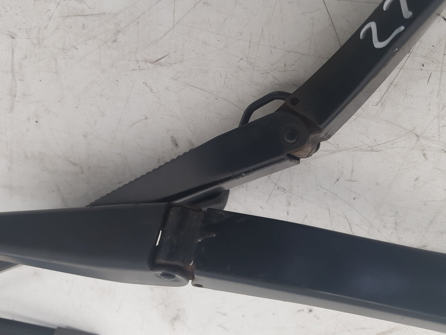 2010 - 2012 Saab 9-5  Saloon FRONT WIPER ARMS (PAIR) 13240569