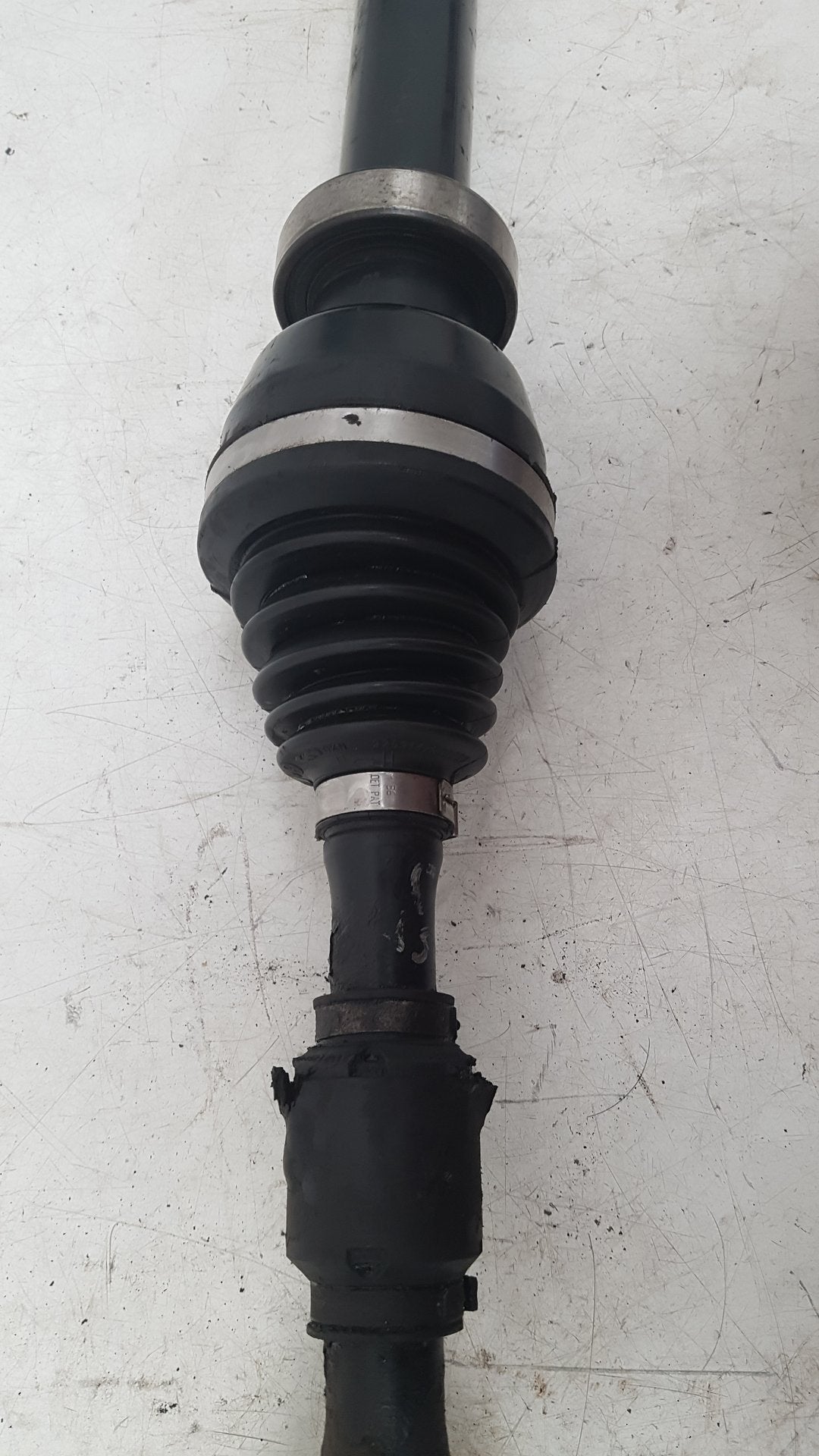 2001 - 2004 Volvo V40  Estate Driveshaft (Manual) UK Drivers Side Front. 614084