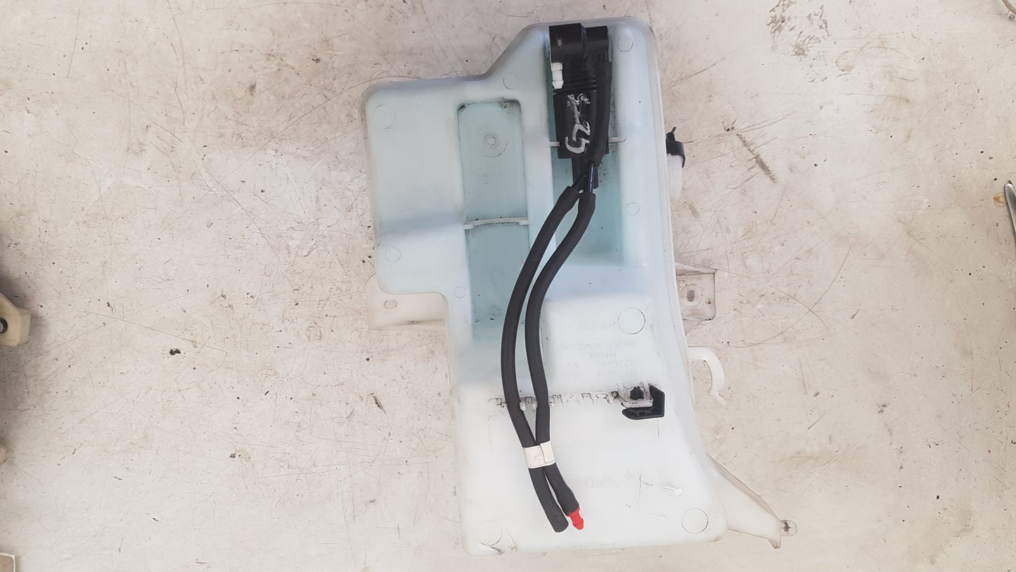 2012-2019 Volvo V40 525, 526 Hatchback Washer Bottle and Motor 31391616