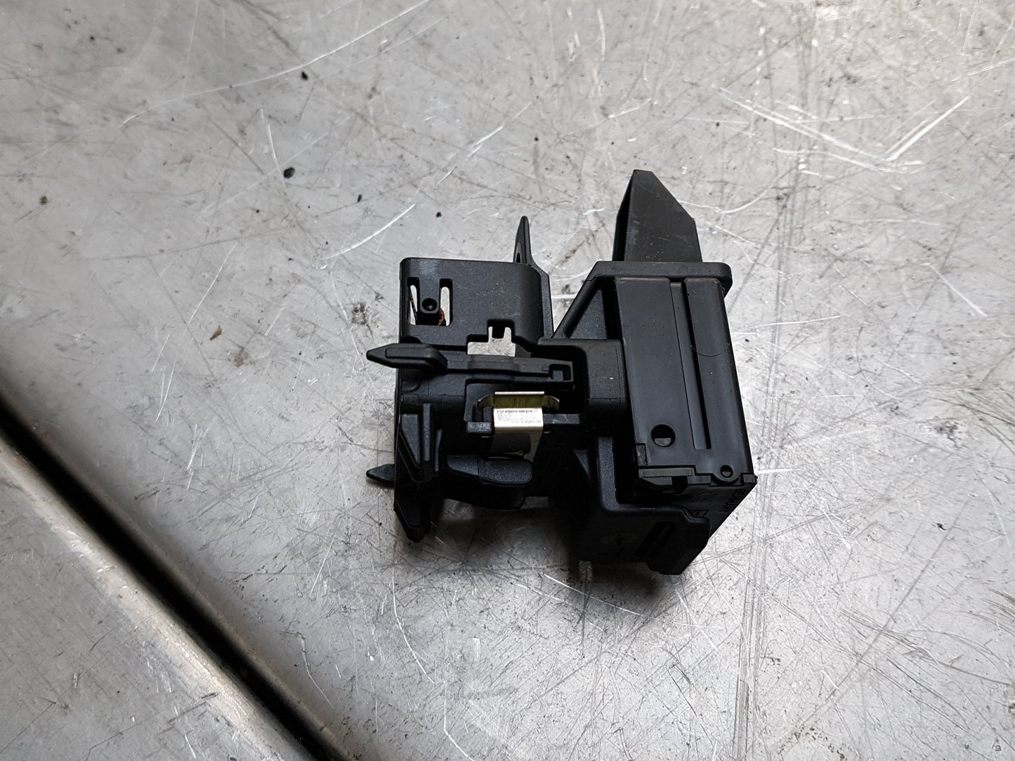 2015 - 2018 Volvo V40  Hatchback IGNITION MODULE 28227917