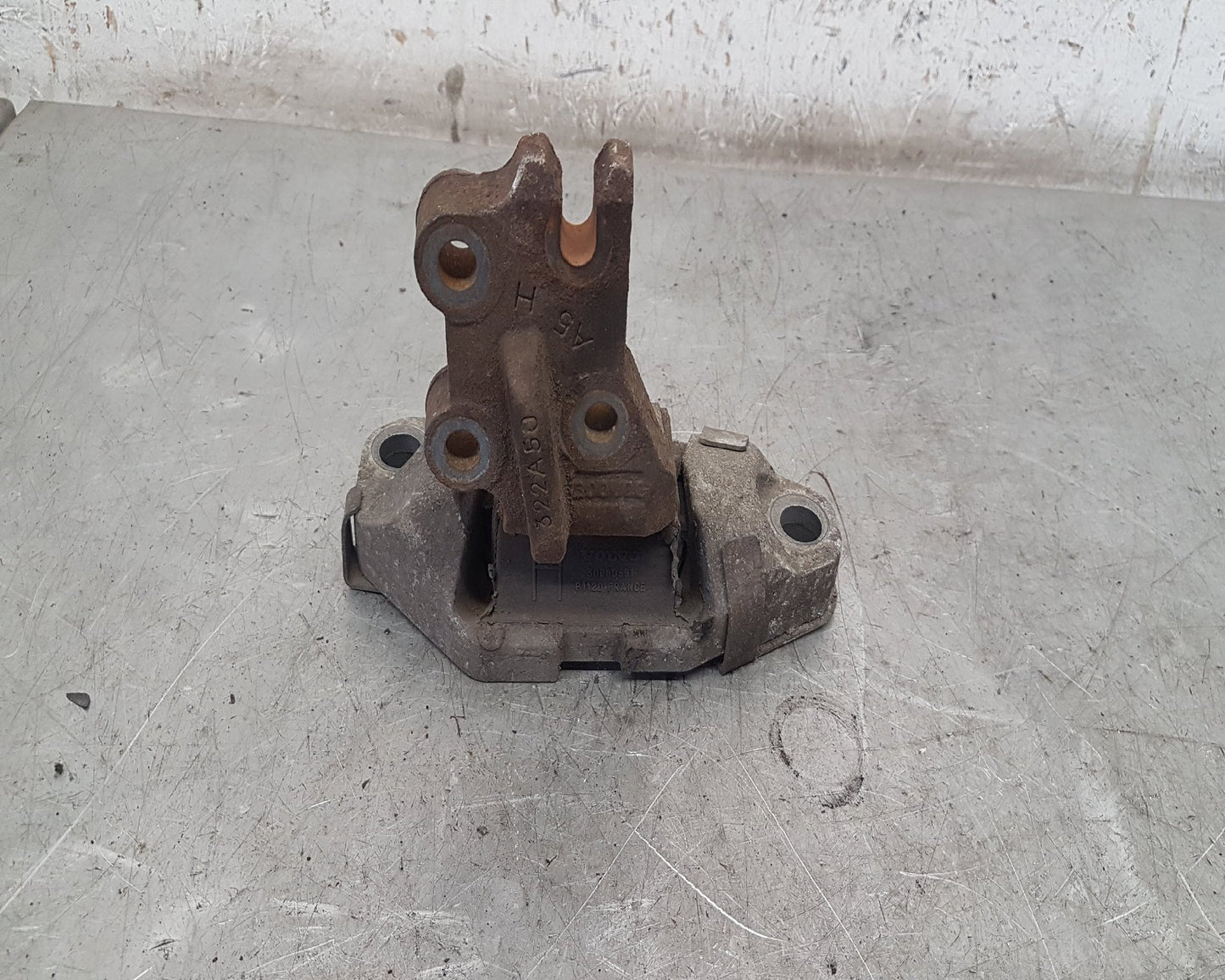 2007 - 2010 Volvo XC90  Estate Bottom Engine Mount 30680591
