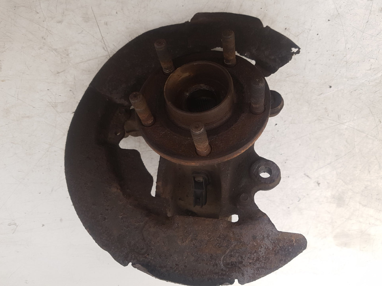 2004 - 2010 Volvo V50   Estate Left Front Hub Assembly 3M513K171