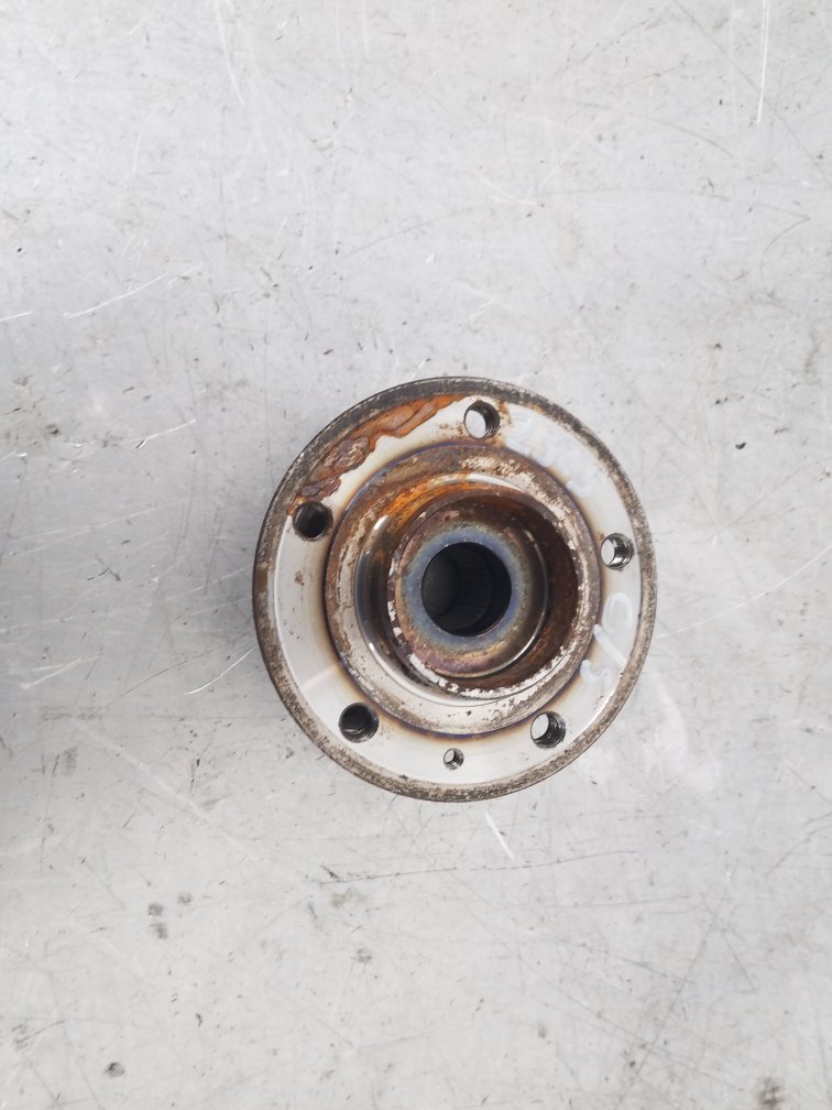 1997 - 2000 Volvo V70  Estate Right Front Hub Assembly