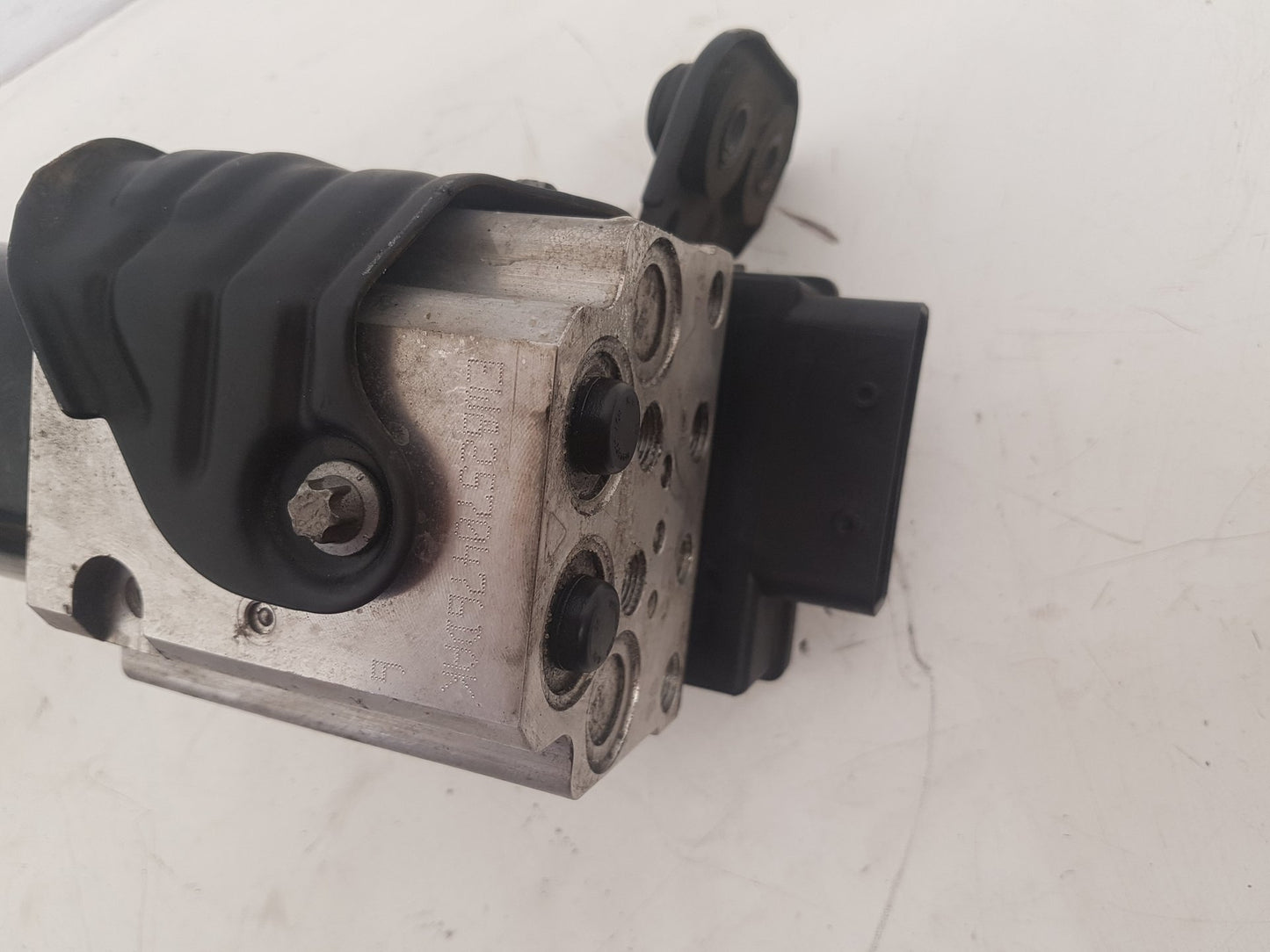2001 - 2004 Volvo V40  Estate BRAKE FLUID RESERVOIR AND MASTER CYLINDER 8602362