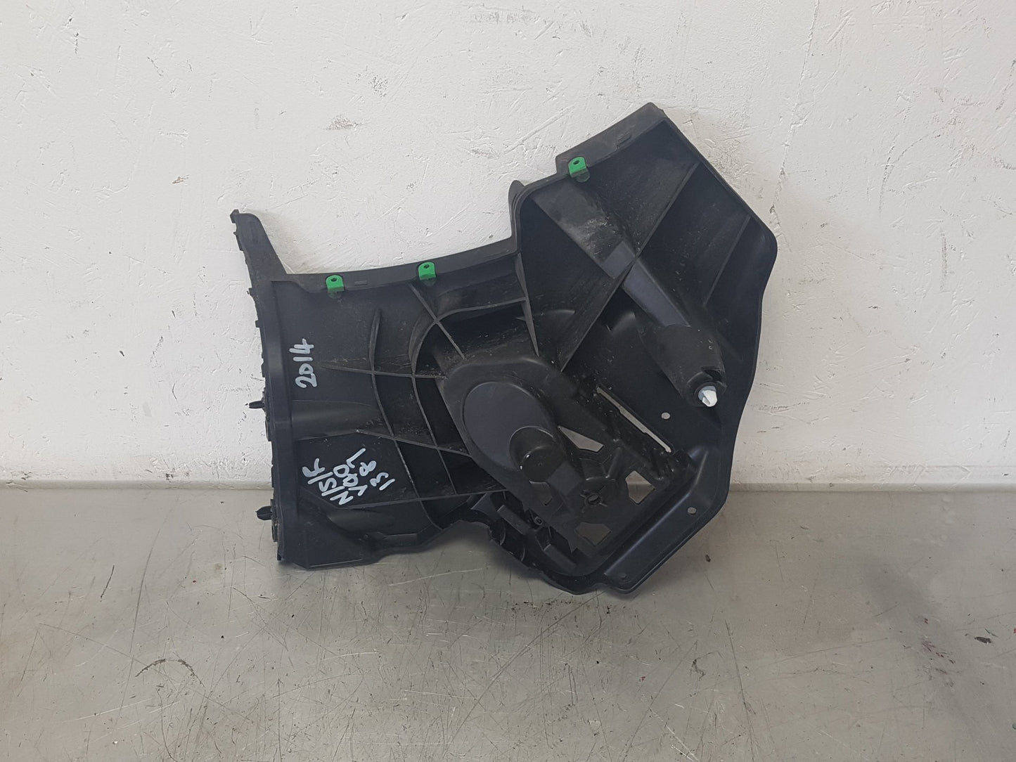 2012 - 2018 Volvo V40  Hatchback BUMPER BRACKET (PASSENGER SIDE REAR) 31395103