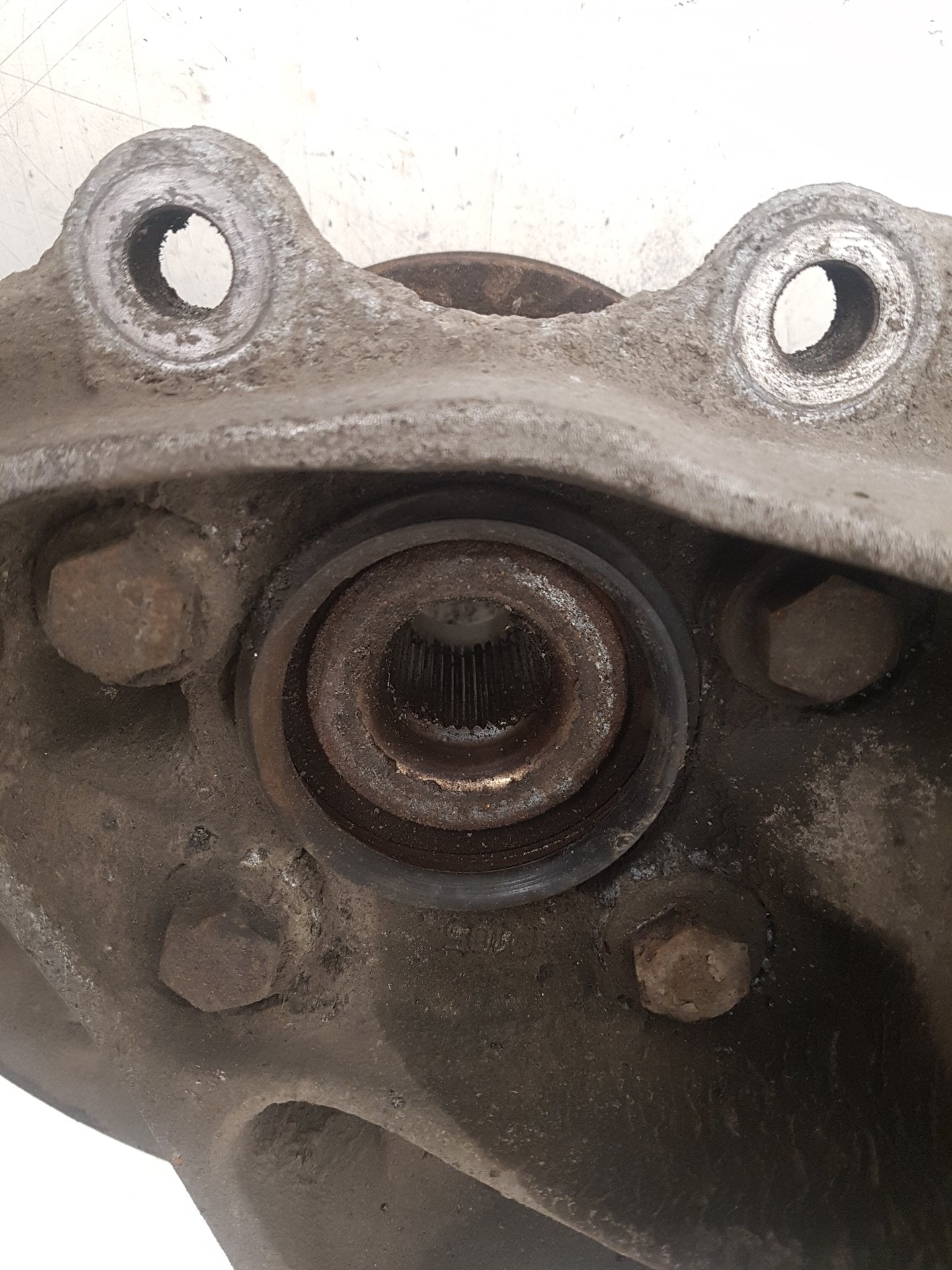 2012 - 2018 Volvo V40  Hatchback HUB WITH ABS (FRONT DRIVER SIDE) CROSS COUNTRY 31387653