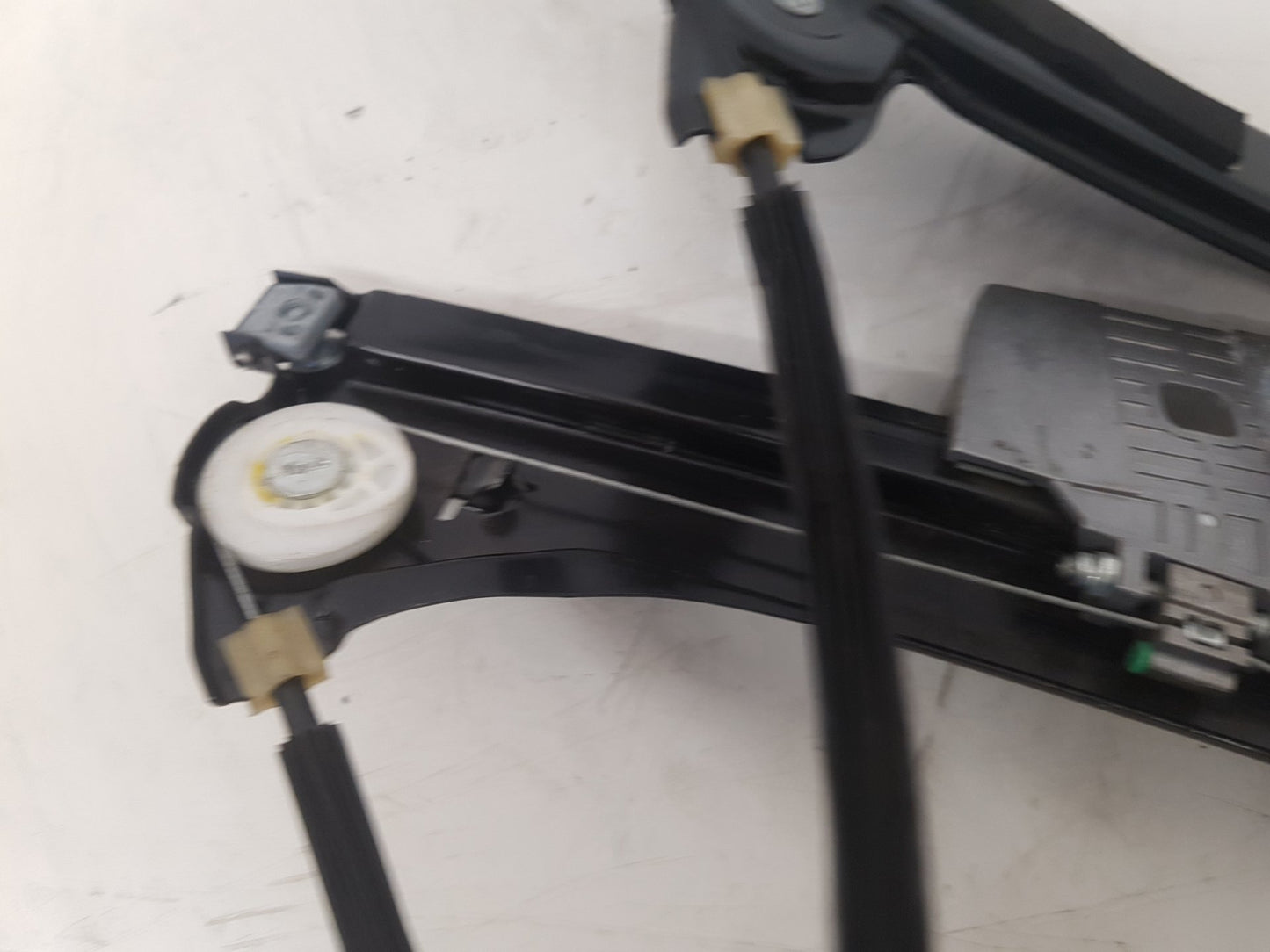 2007 - 2013 Volvo C70  Convertible WINDOW REGULATOR/MECH ELECTRIC  (FRONT PASSENGER SIDE) 30633660