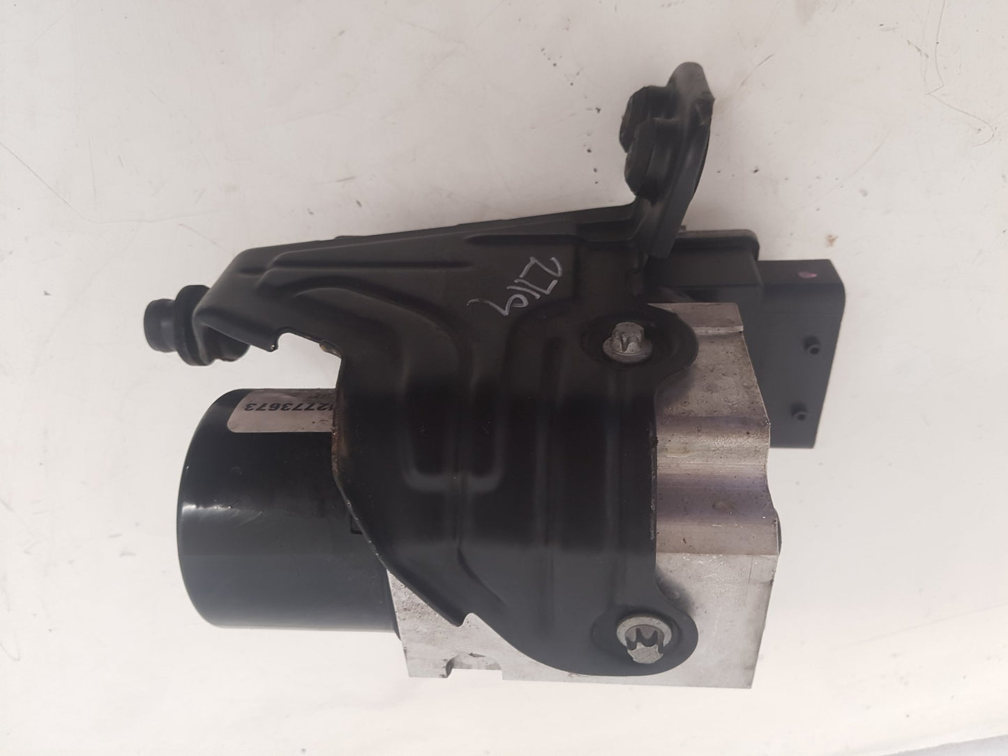 2001 - 2004 Volvo V40  Estate BRAKE FLUID RESERVOIR AND MASTER CYLINDER 8602362