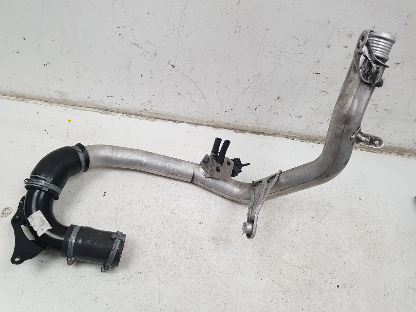 2012 - 2019 Volvo V40  Hatchback Intercooler Pipe 31370340