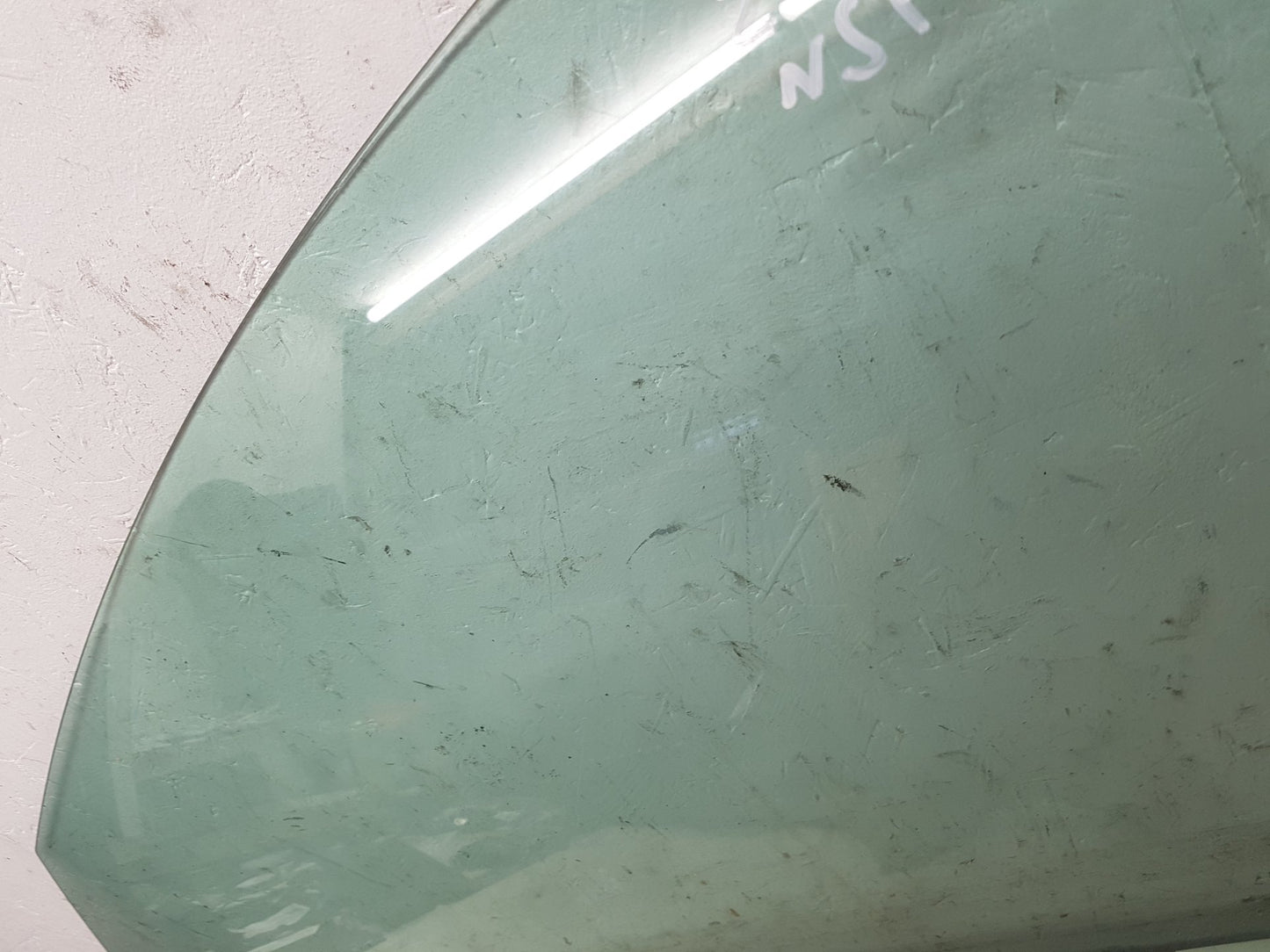 2012 - 2015 Volvo V40  Hatchback Left Front Door Window