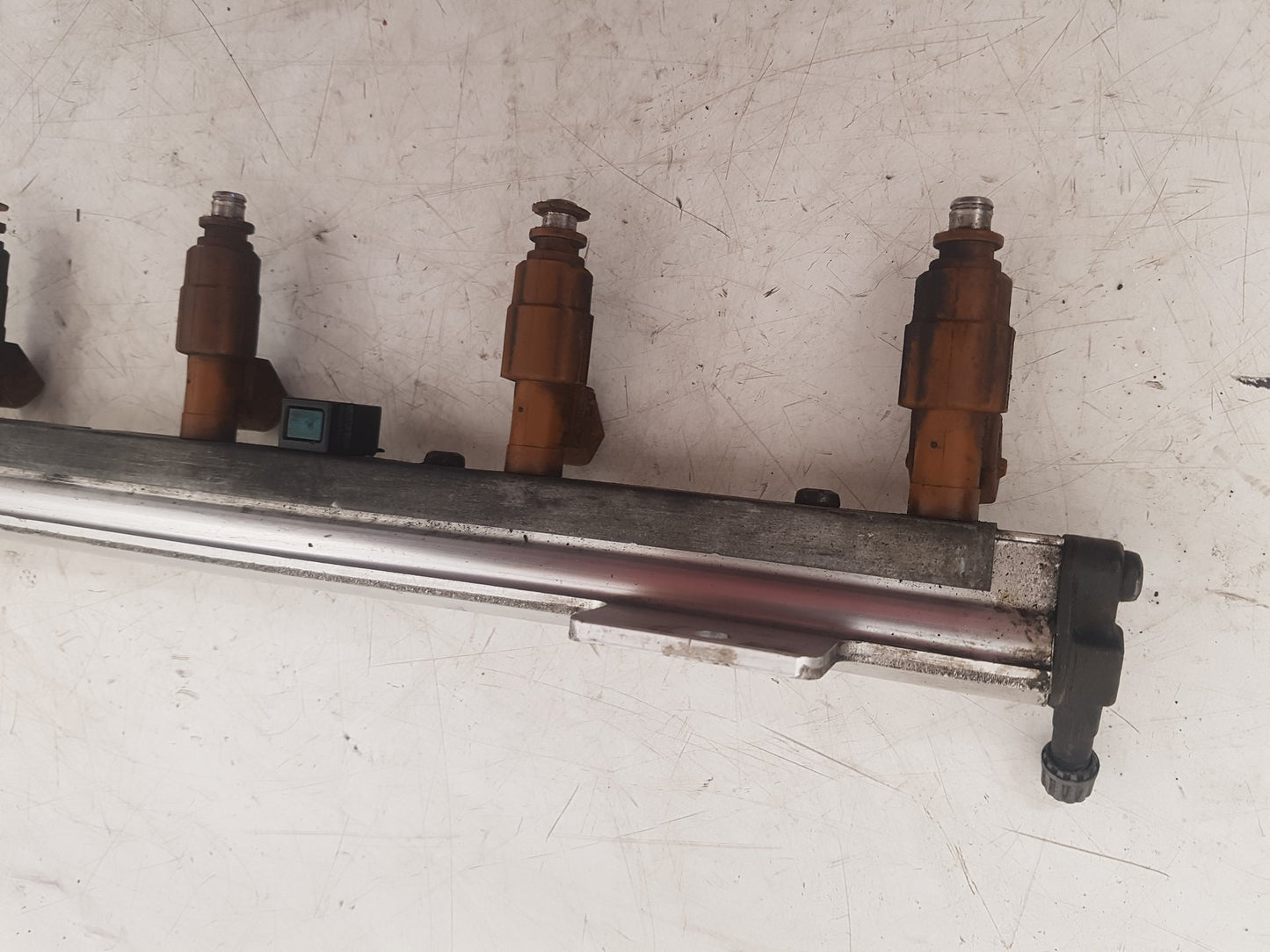 2002 - 2006 Volvo XC90  Estate Injection Rail 8658593