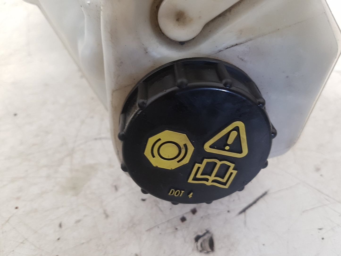 2011 - 2015 Volvo V60 I 157 Estate BRAKE FLUID RESERVOIR AND MASTER CYLINDER 36010082