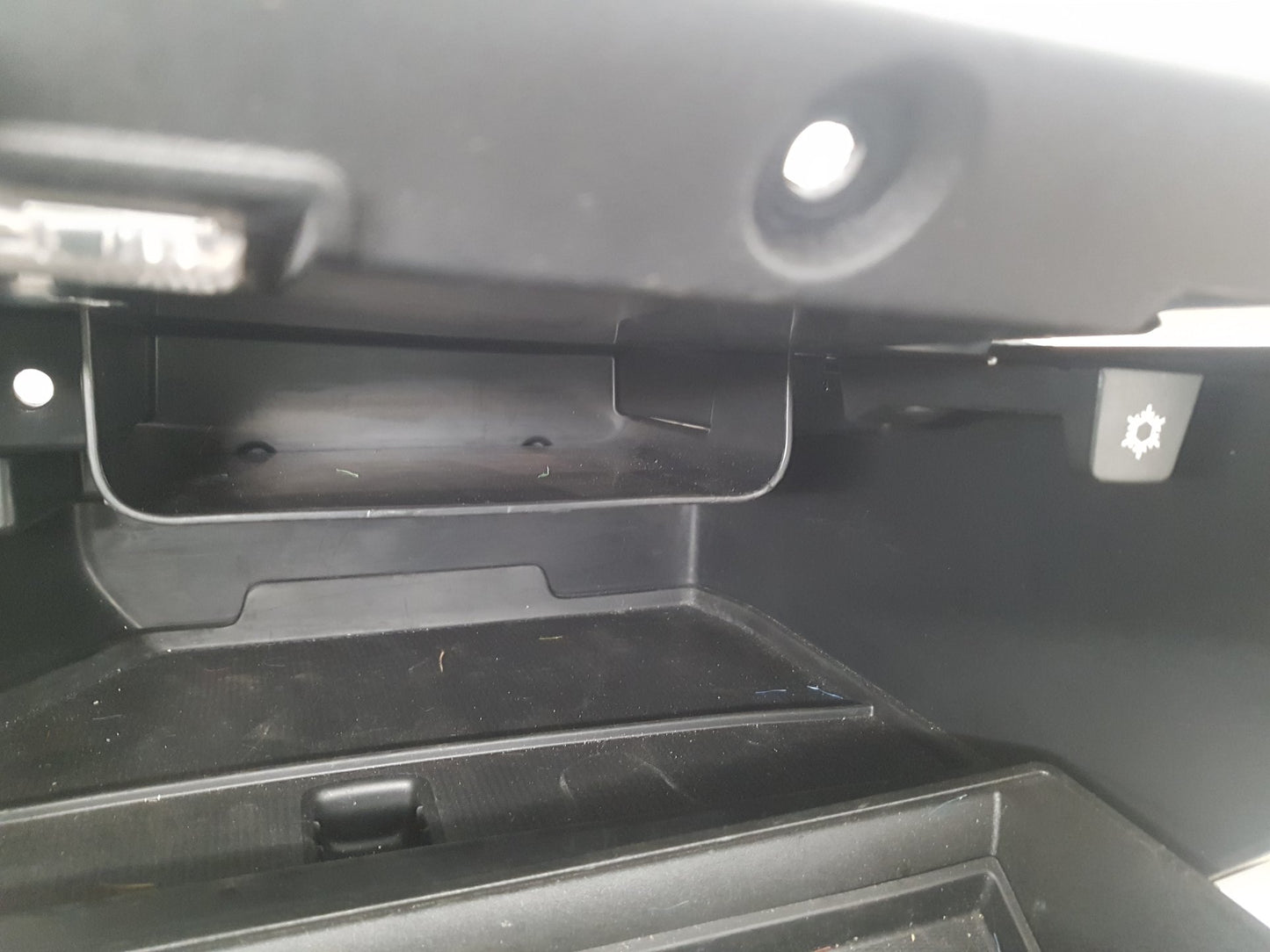 2012 - 2015 Volvo V40  Hatchback Glove Box 31393634
