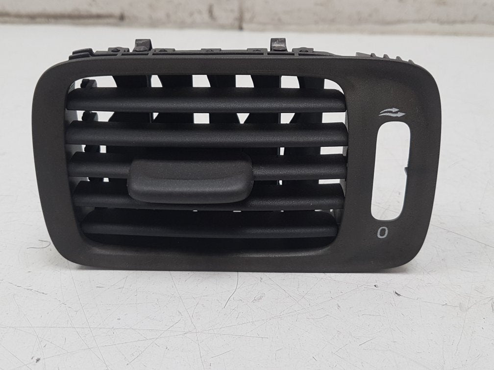 1997 - 2000 Volvo V70  Estate AIR VENT (PASSENGER SIDE FRONT) 9481656