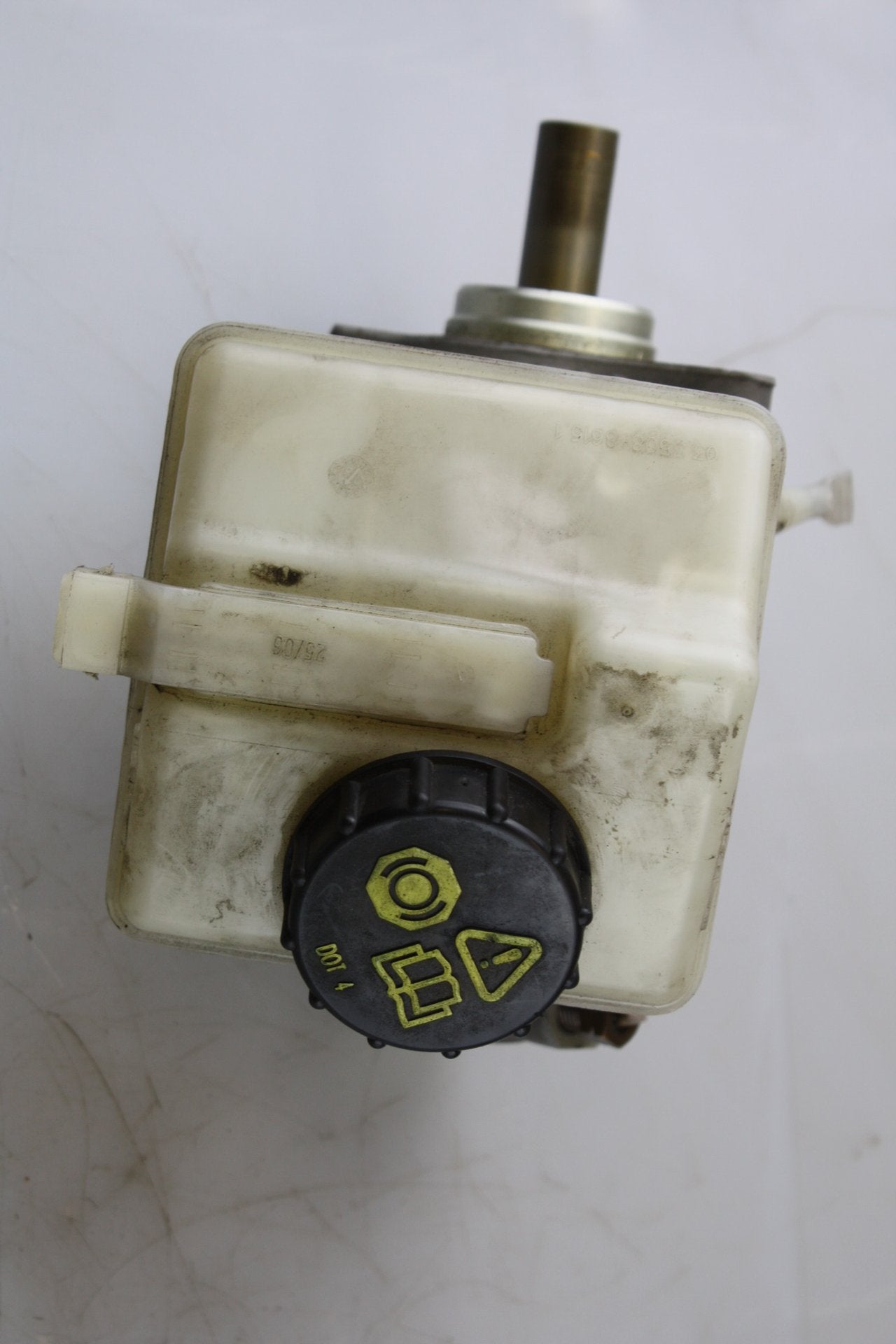 2003 - 2014 Volvo XC90   Brake Master Cylinder 8683272
