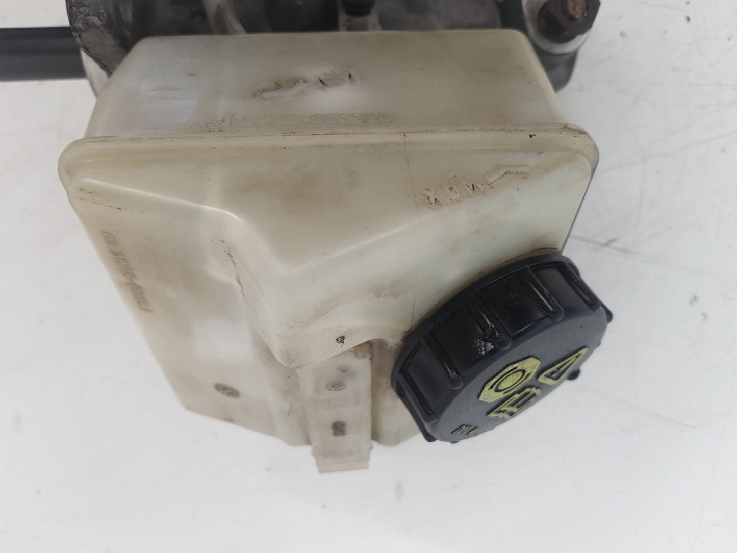 2002 - 2006 Volvo XC90  Estate Brake Master Cylinder 8646008