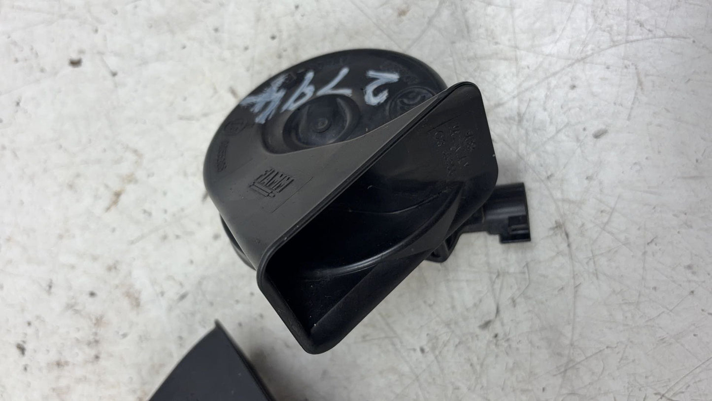 2008 - 2016 Volvo XC70 III 136 Estate HIGHER AND LOWER HORNS (PAIR) 31276805