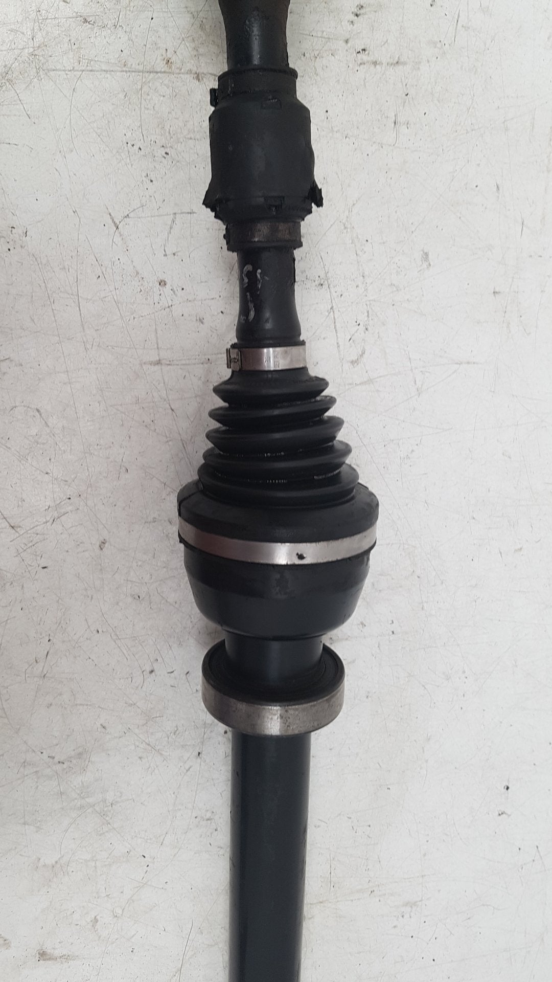 2001 - 2004 Volvo V40  Estate Driveshaft (Manual) UK Drivers Side Front. 614084