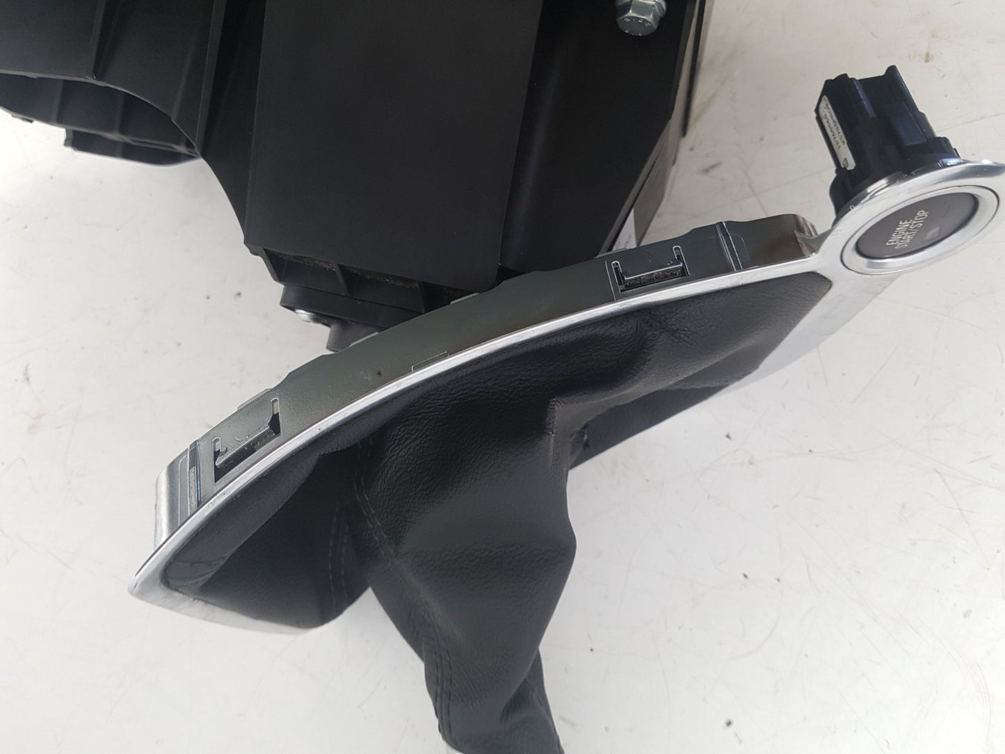 2010 - 2012 Saab 9-5  Saloon GEAR STICK 55563829
