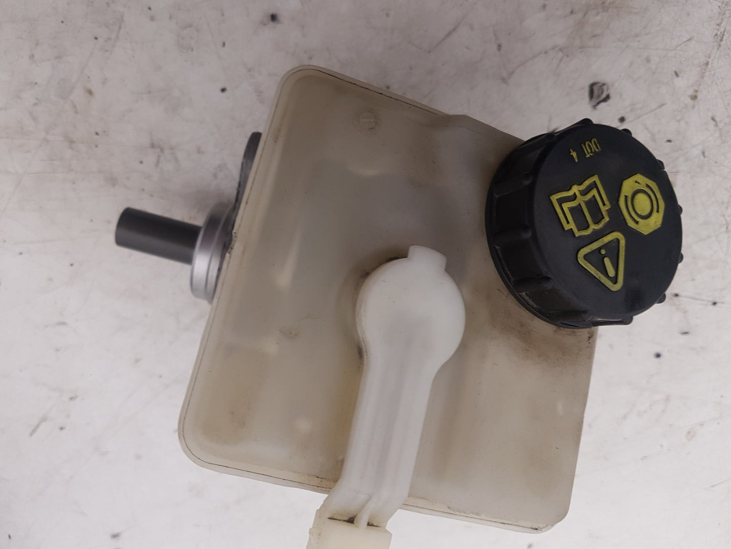 2004 - 2007 Volvo XC70  Estate BRAKE FLUID RESERVOIR AND MASTER CYLINDER