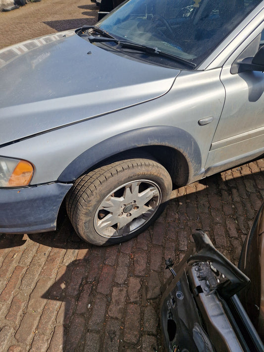2000 - 2007 Volvo XC70  Estate Left Front Guard 9203559