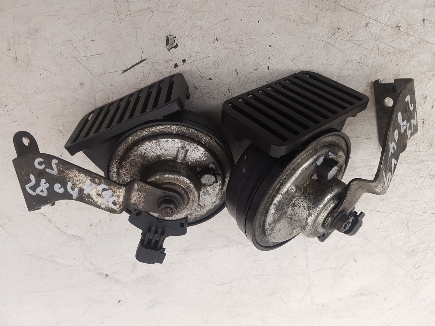 2017 - 2025 Volvo V90 235, 236 Estate HIGHER AND LOWER HORNS (PAIR) 31662951