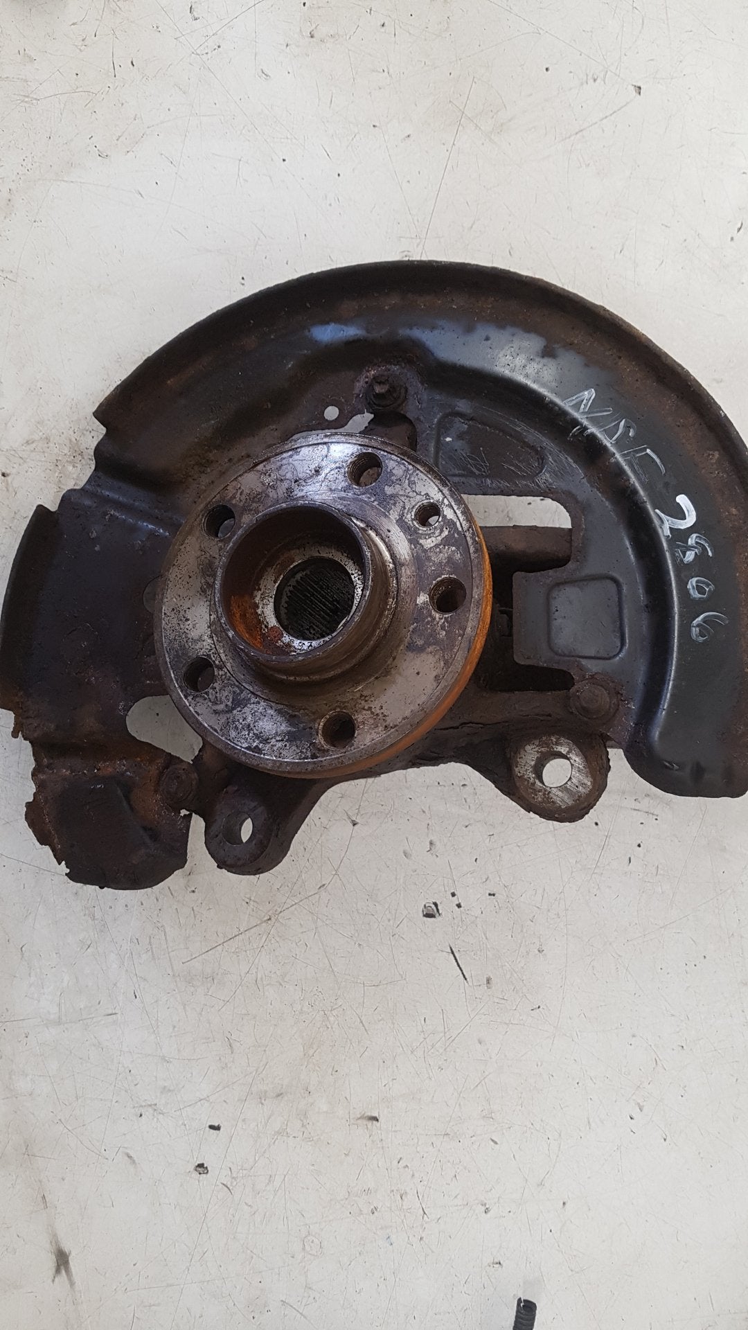 2010 Volvo XC70  Estate Right Front Hub Assembly