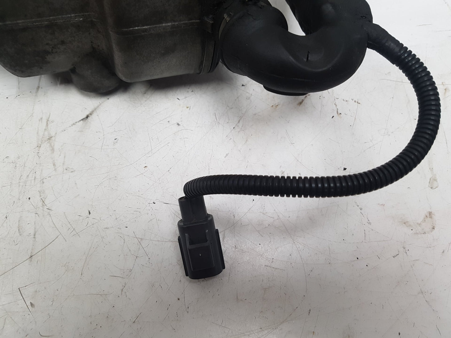 2006 - 2010 Volvo C70  Convertible Oil Filter Housing 6740273266
