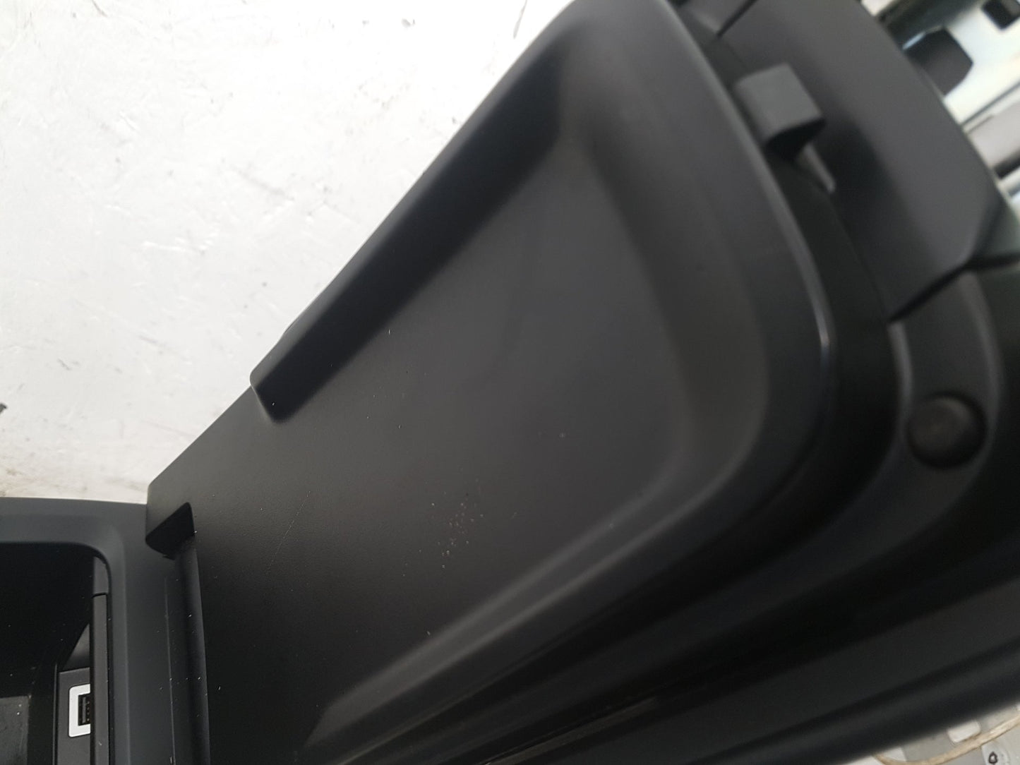 2012 - 2015 Volvo V40  Hatchback Centre Console 8632771