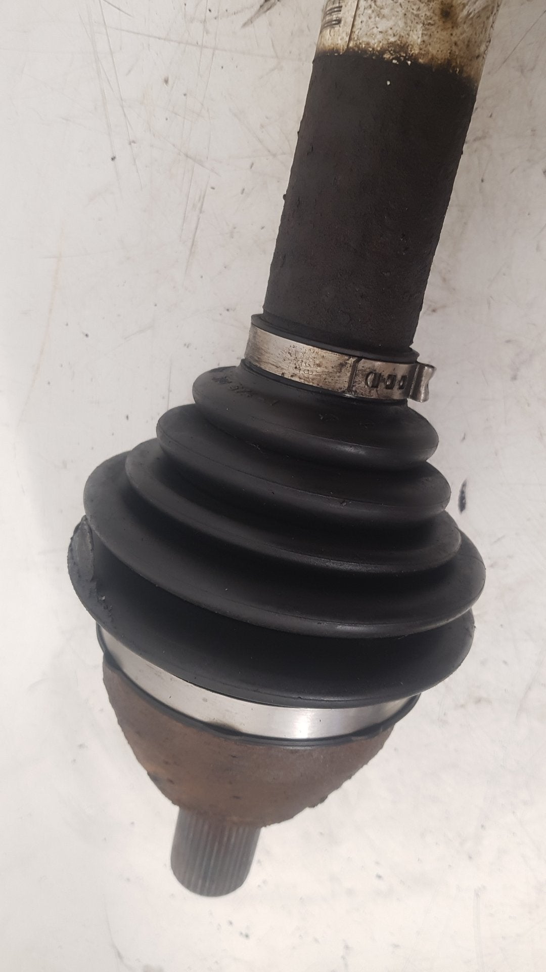 2005 - 2012 Volvo S40  Saloon Driveshaft (Manual) UK Drivers Side Front. 31256933