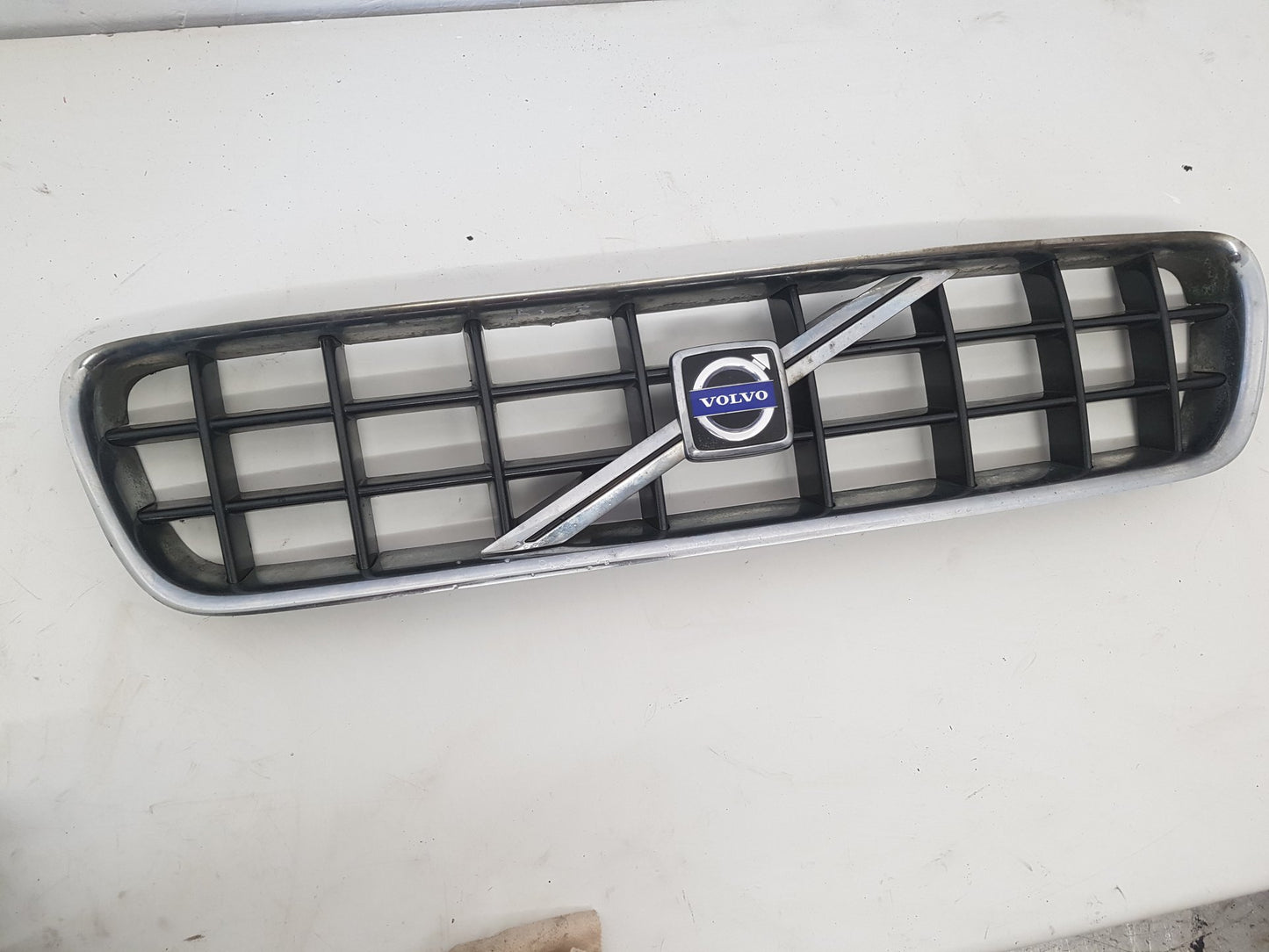 2007 - 2013 Volvo C70  Convertible FRONT GRILL 08620343