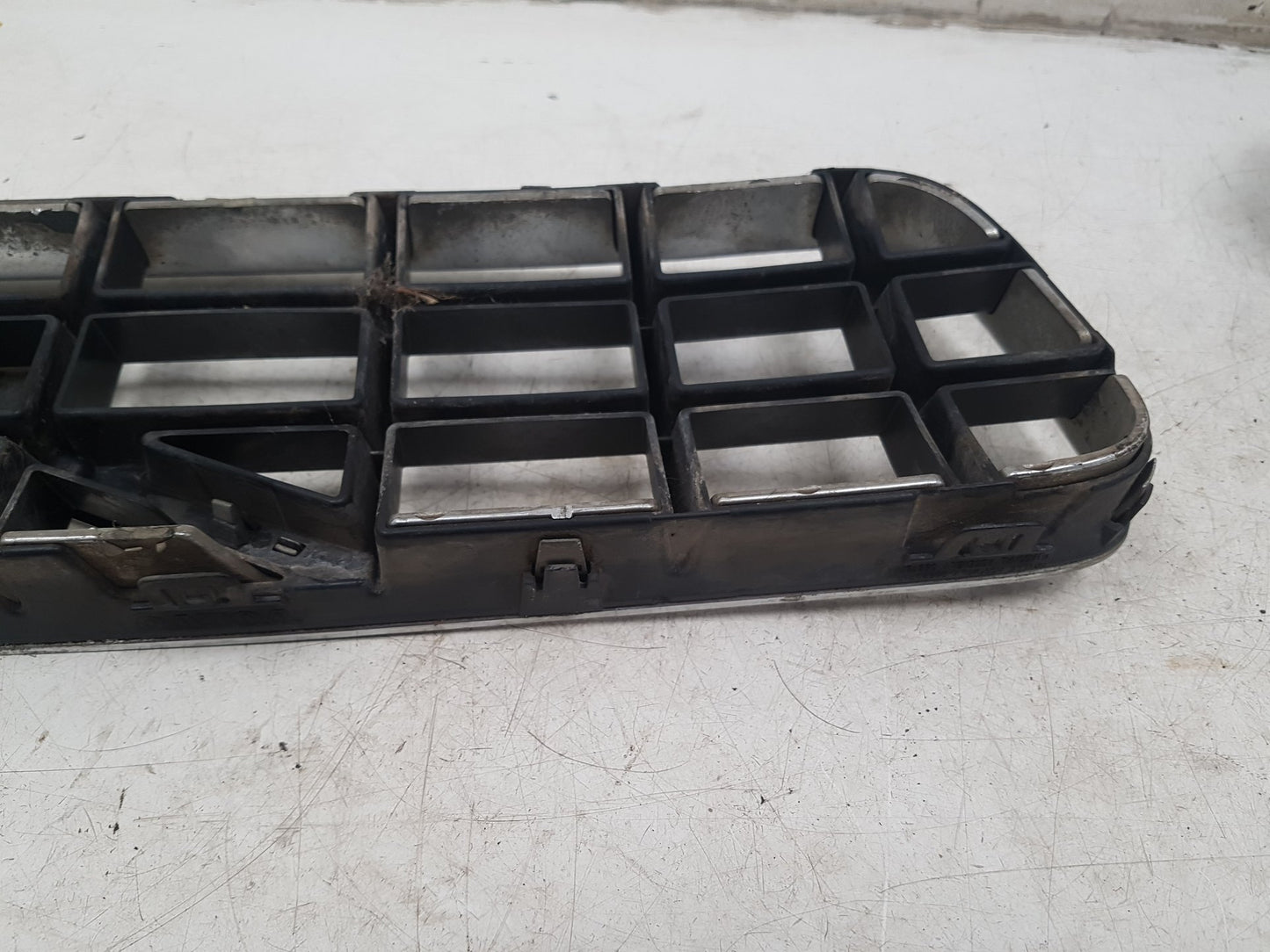 2007 Volvo C70  Convertible FRONT GRILL 08620343