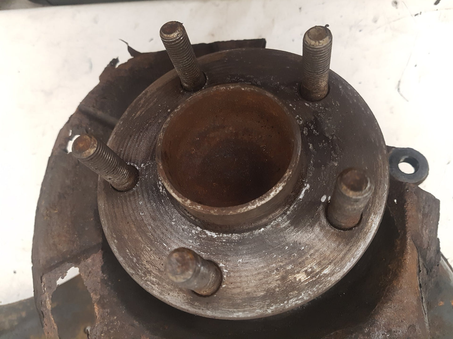2010 - 2012 Volvo S40  Saloon Right Rear Hub Assembly 31340686