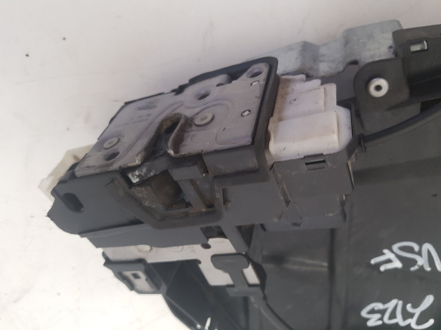 2013 - 2019 Volvo V40 III 525 Hatchback Left Front Central Locking Solenoid 31301425 1 MONTH WARRANTY