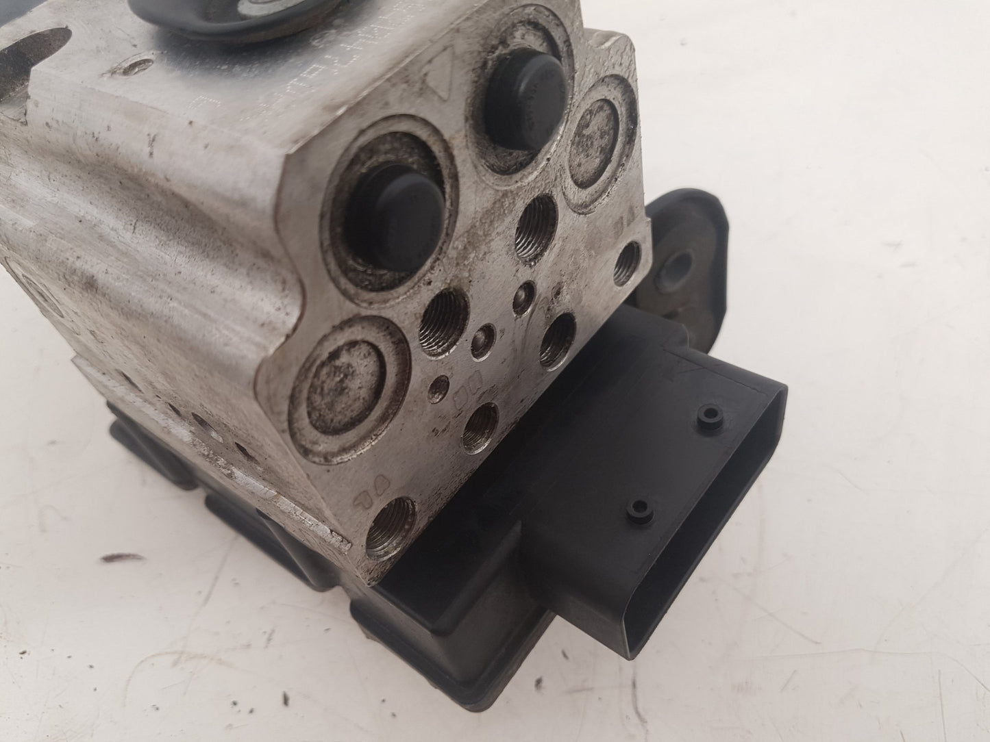 2001 - 2004 Volvo V40  Estate BRAKE FLUID RESERVOIR AND MASTER CYLINDER 8602362