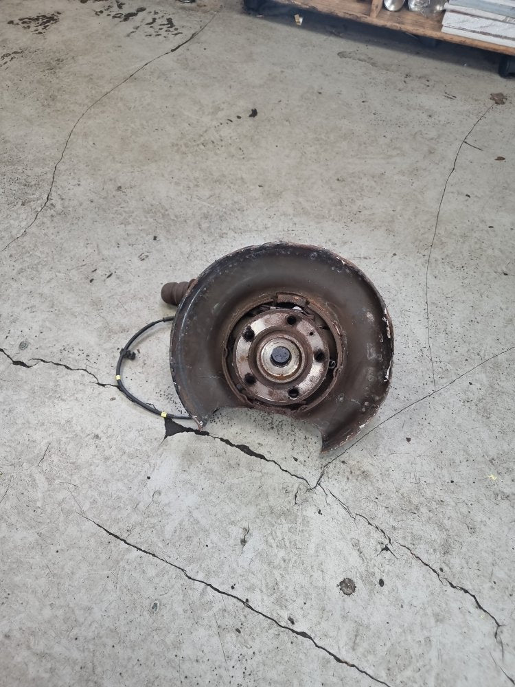 2003 - 2006 Volvo XC90   Left Rear Hub Assembly 31200655