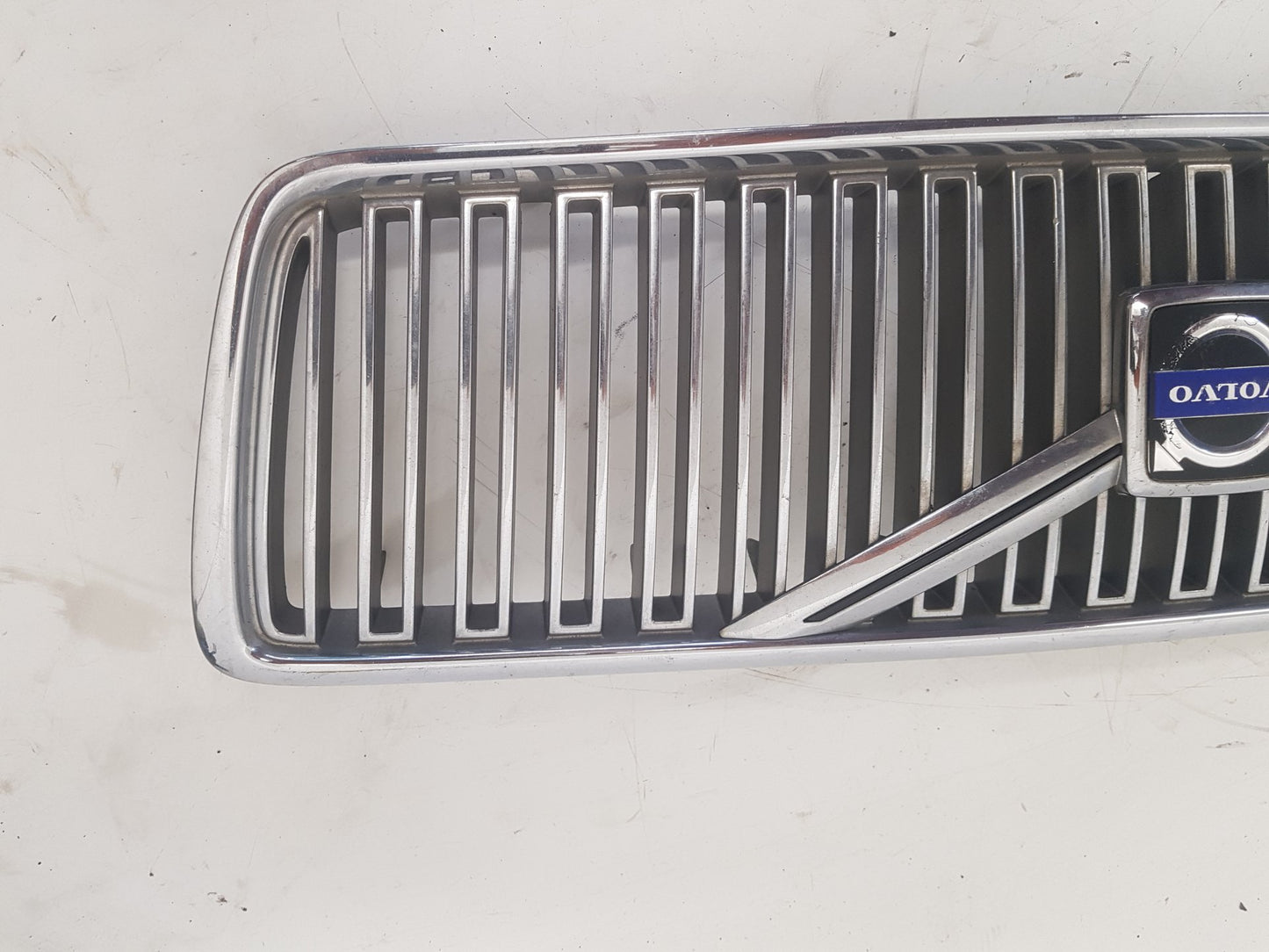 1998 - 2002 Volvo S80   FRONT GRILL 9484081