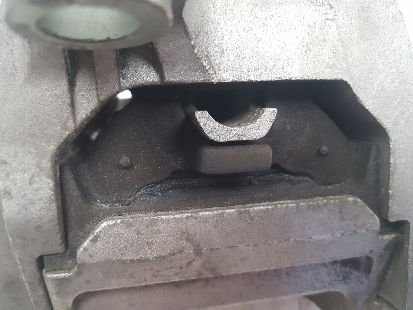 2007 - 2015 Saab 9-3  Estate Engine Mount V0539