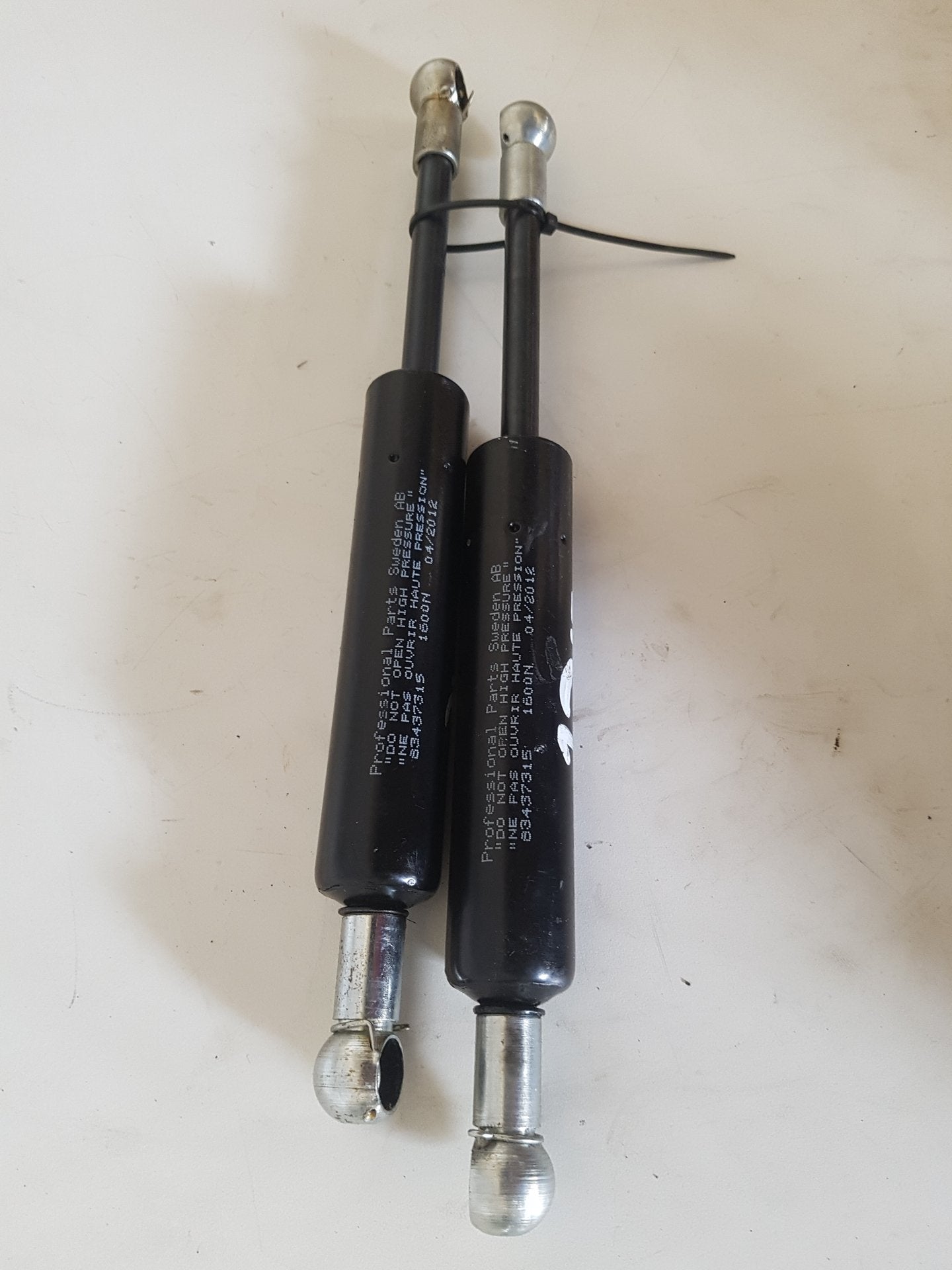 1992 - 1997 Volvo 850  Estate DOG GUARD GAS STRUTS 83437315